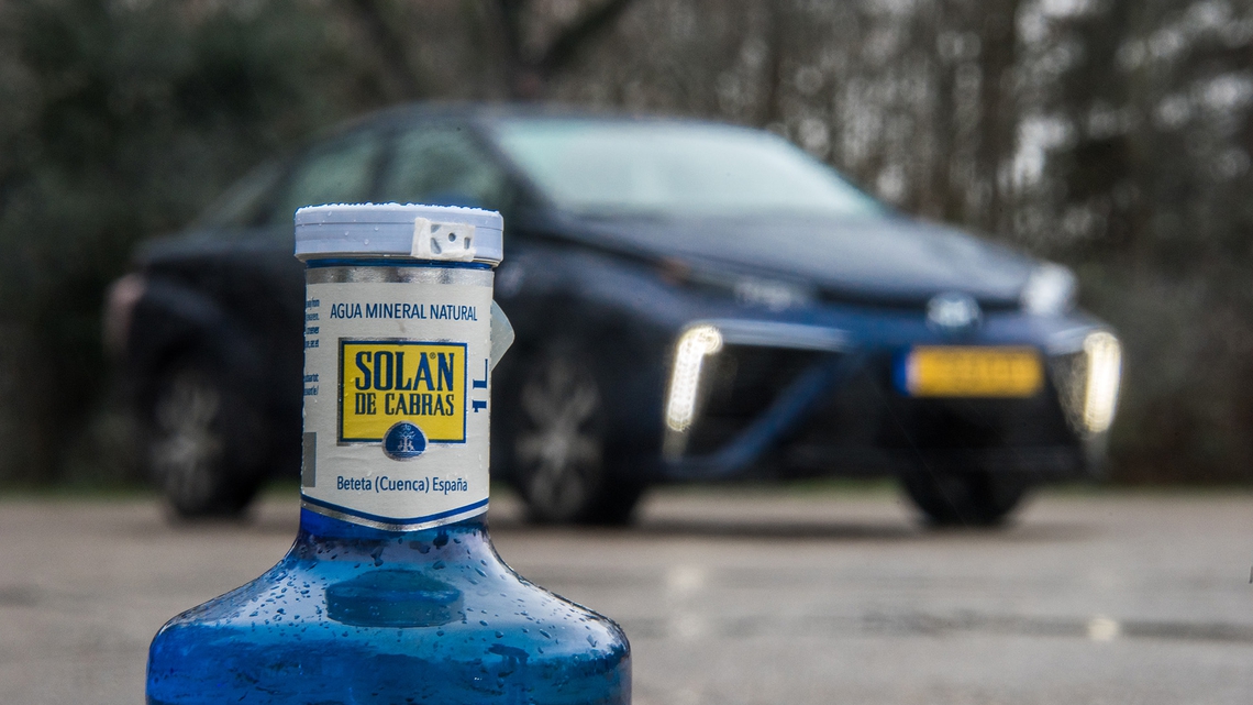 Toyota-Mirai-exterieur-rechtsvoor-blauw-waterfles.jpg