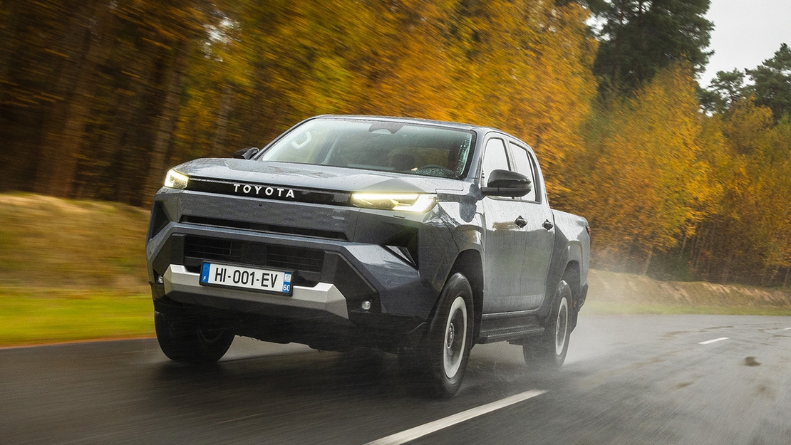 Toyota-Hilux-BEV-2026-exterieur-driekwart-rechtsvoor