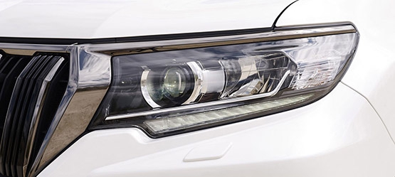 Toyota-Land-Cruiser-exterieur-close-up-wit-koplamp-555.jpg