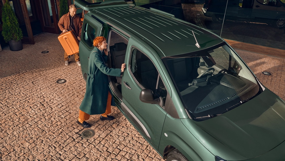 Toyota-Proace-City-Verso-exterieur-bovenaanzicht-ingeladen-door-twee-personen