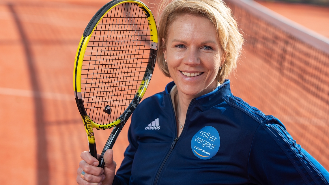 Esther-Vergeer-tennisracket-tennisbaan2